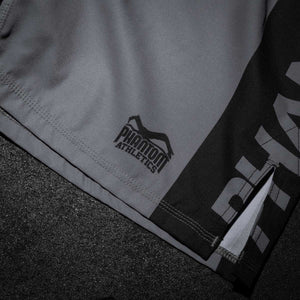 Die Phantom Athletics Apex Fightshorts in Grau wurden speziell für die Anforderungen moderner Kampfsportarten wie MMA, BJJ und Kickboxen entwickelt. Das leichte, reißfeste Material hält selbst härtesten Belastungen stand, während das cleane Design einen selbstbewussten Auftritt garantiert.