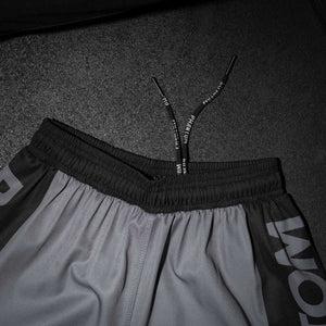 Diese MMA Shorts in Grau aus der EVO Apex Serie von Phantom Athletics überzeugen durch ihre Kombination aus schlichtem, sportlichem Look und professioneller Funktionalität. Ideal für Kampfsportler, die beim Training oder Wettkampf auf Qualität, Bewegungsfreiheit und Langlebigkeit setzen.