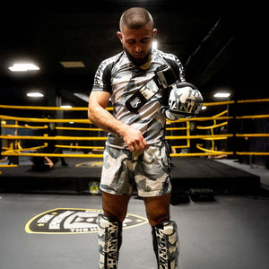 Der Phantom Athletics Rashguard „Warfare Whiteout“ überzeugt mit sportlichem Look und leistungsstarker Kompression – perfekt für MMA, BJJ und intensives Grappling. Entwickelt für Kämpfer, die Wert auf Stil, Funktionalität und Qualität legen.