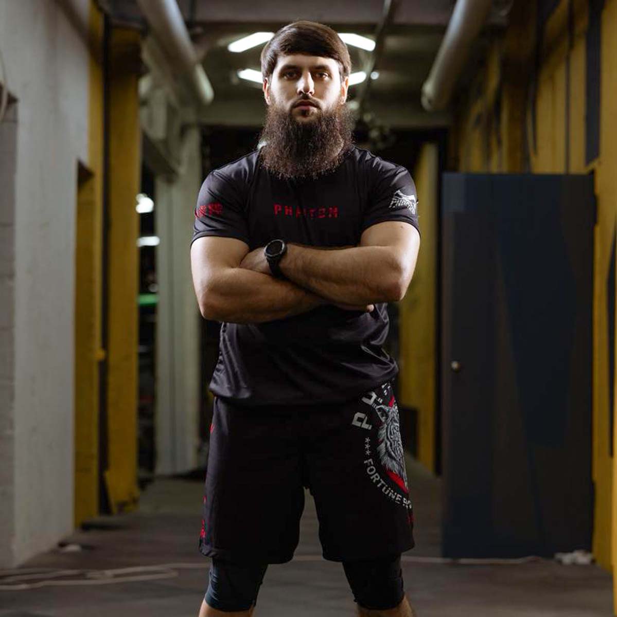 Hochwertiges Phantom Athletics T-Shirt EVO Tiger Unit mit markantem Tiger‑Design, ideal für intensives MMA‑, Grappling‑ und Jiu‑Jitsu‑Training im Gym aus atmungsaktivem, schnelltrocknendem Material für maximalen Komfort. Die enganliegende Passform unterstützt Bewegungsfreiheit bei Technik‑ und Sparring‑Einheiten und schützt die Haut vor Reibung auf der Matte. Ein Premium‑Rashguard für ambitionierte Kampfsportler.