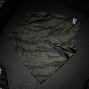 Die Phantom Athletics Fightshorts EVO im Tiger Camo Army Look vereinen kompromisslose Funktionalität mit einem kraftvollen, militärisch inspirierten Design. Perfekt geeignet für MMA, Grappling und Kickboxen, bieten sie durch flexible Seitenschlitze und verstärkte Materialien höchste Bewegungsfreiheit und Widerstandsfähigkeit.