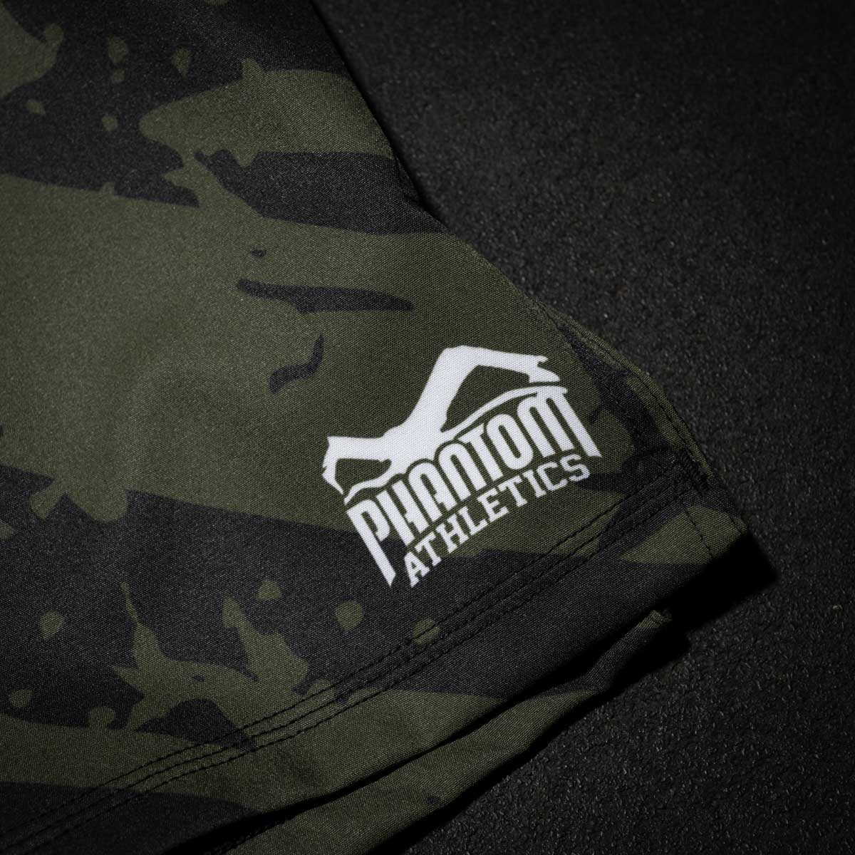 Phantom Athletics bringt mit den EVO Fightshorts im Army-Camo-Look eine professionelle Kampfsport-Shorts auf den Markt, die speziell für intensive Beanspruchung entwickelt wurde. Die Shorts sind reißfest, schnell trocknend und bieten dir den Support, den du bei Takedowns, Clinch-Arbeit und Ground Fighting brauchst.