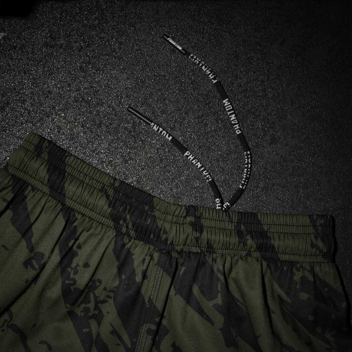 Die EVO Tiger Camo Army Fightshorts von Phantom Athletics bieten dir kompromisslose Qualität für dein Kampfsporttraining. Ob beim Sparring, im Cage oder im Fitnessbereich – diese Shorts sind für Athleten gemacht, die bei MMA, BJJ oder Kickboxen auf professionelle Ausrüstung setzen.