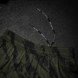 Die EVO Tiger Camo Army Fightshorts von Phantom Athletics bieten dir kompromisslose Qualität für dein Kampfsporttraining. Ob beim Sparring, im Cage oder im Fitnessbereich – diese Shorts sind für Athleten gemacht, die bei MMA, BJJ oder Kickboxen auf professionelle Ausrüstung setzen.