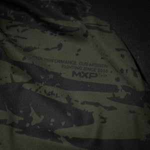 Mit den Phantom Athletics MMA Shorts im Army Tiger Camo erhältst du nicht nur einen funktionalen Begleiter für den Kampfsport, sondern auch einen stilvollen Hingucker im Gym. Der cleane Look kombiniert mit robuster Verarbeitung macht sie zur ersten Wahl für ambitionierte Kämpfer.