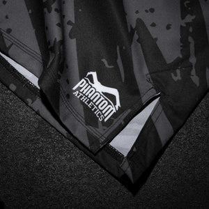 Die elastischen Seitenschlitze der Phantom EVO Shorts bieten maximale Bewegungsfreiheit für High Kicks, Takedowns und schnelle Bewegungen – ideal für den Kampfsport-Alltag.
