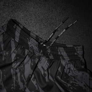 Diese MMA Shorts von Phantom Athletics im markanten Tiger Camo Grau bieten dir volle Funktionalität im Training und Wettkampf. Der ergonomische Schnitt, verstärkte Nähte und flexible Seitenschlitze sorgen für optimale Performance bei Takedowns, Kicks und explosiven Bewegungen – ideal für intensives Kampfsporttraining.