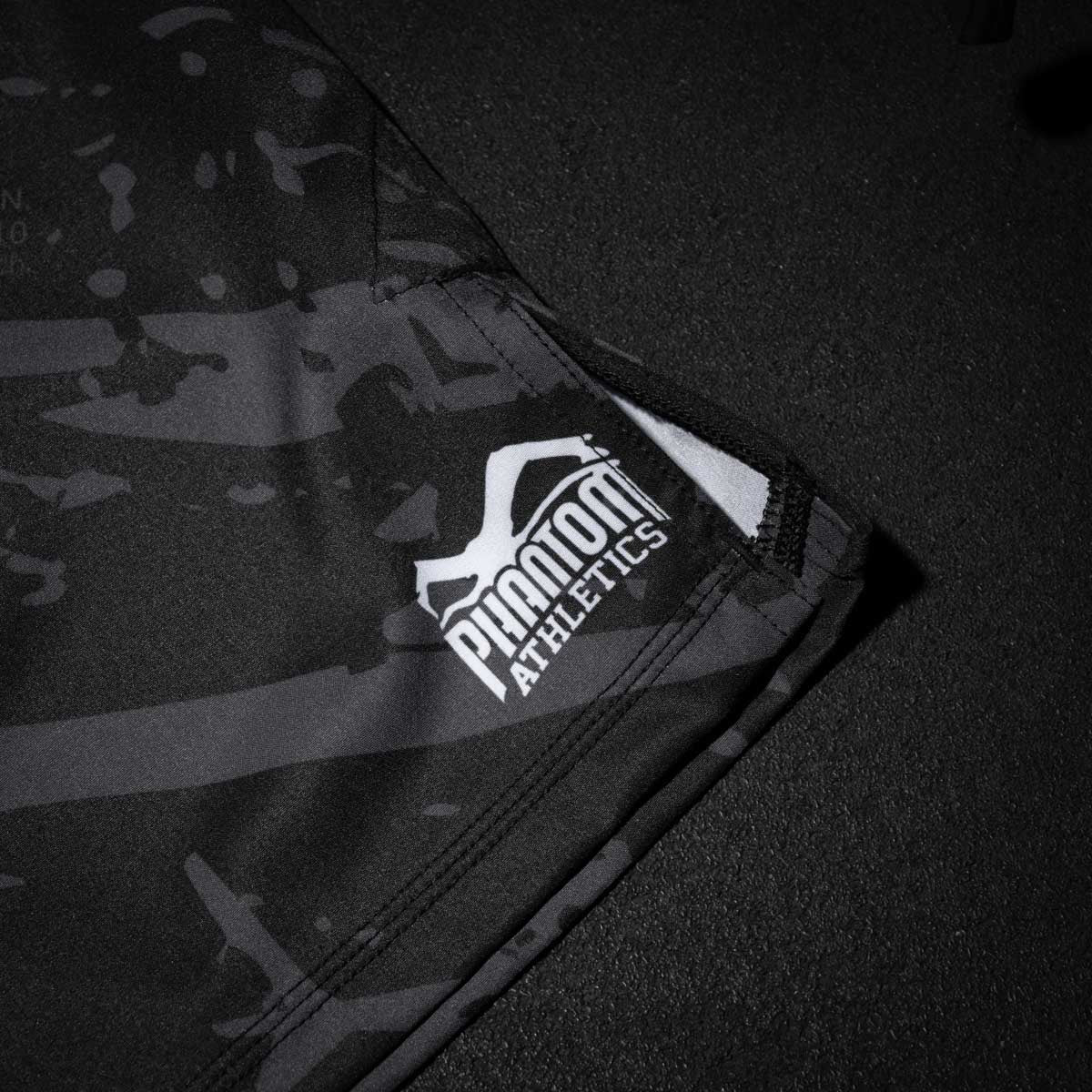Mit den Fightshorts EVO Tiger Camo Gray bringt Phantom Athletics eine Kampfsport-Shorts auf den Markt, die Design und Leistung perfekt vereint. Der sichere Klettverschluss mit Kordelzug garantiert optimalen Halt, während das leichte, reißfeste Material auch bei härtesten Sparringsessions standhält.