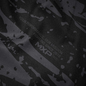 Die Phantom Athletics Fightshorts im grauen Tiger-Camo-Look wurden für höchste Ansprüche im MMA, BJJ und Kickboxen konzipiert. Dank atmungsaktiver Stoffe und durchdachtem Schnitt bleiben Bewegungsfreiheit und Tragekomfort auch bei langen Trainingseinheiten oder Turnieren auf höchstem Niveau erhalten.
