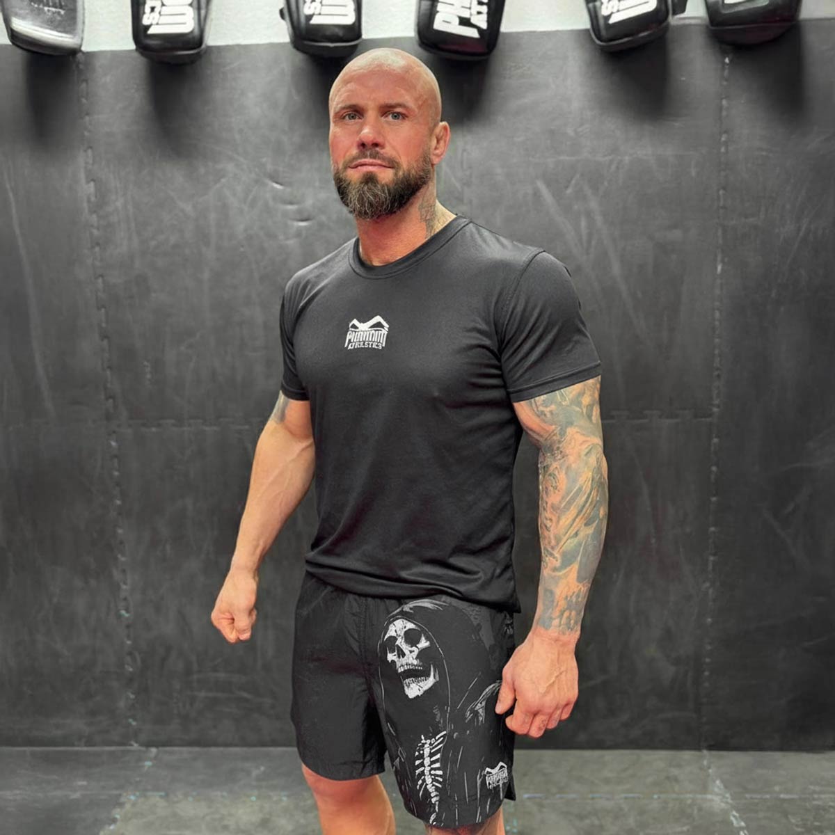 Premium-Marke Phantom Athletics: Fightshorts FUSION-R The Hollow mit robustem Material und sportlichem Schnitt – entwickelt für ambitionierte Kampfsportler im MMA, Grappling und Training.