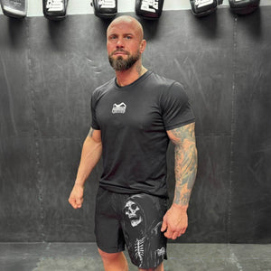 Premium-Marke Phantom Athletics: Fightshorts FUSION-R The Hollow mit robustem Material und sportlichem Schnitt – entwickelt für ambitionierte Kampfsportler im MMA, Grappling und Training.