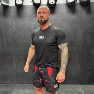 Premium Fightshorts FUSION-R Bloodshade von Phantom Athletics – elastischer Bund mit Kordelzug, athletischer Schnitt und stylisches Schwarz-Rot für ambitionierte Kampfsportler.