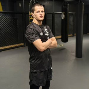 Fightshorts FUSION R The Hollow von Phantom Athletics in Schwarz mit dynamischem Design, ideal für MMA‑Training, Kickboxen und Sparring‑Sessions.