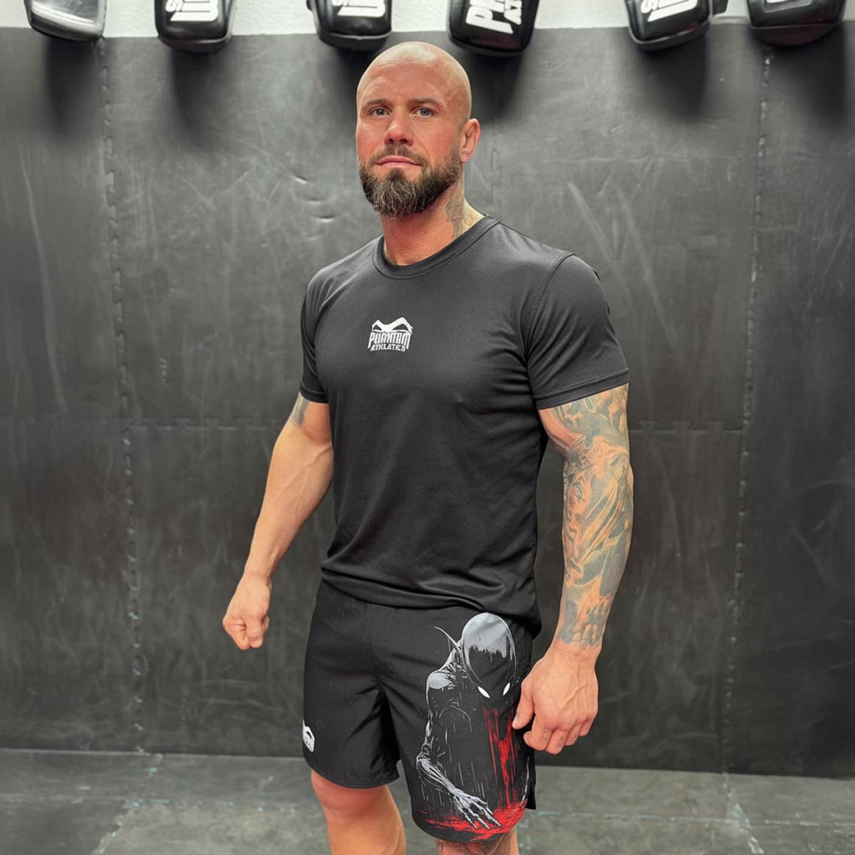 Phantom Athletics Fightshorts FUSION-R Nightmare: Hochwertige Kampfsport-Shorts mit elastischem Bund und Kordelzug – ideal für Muay Thai, Grappling, MMA und Wettkampf.
