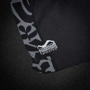 Phantom Athletics kombiniert bei den Groundgame Shorts sportliches Design mit hoher Funktionalität. Das flexible Material und der elastische Bund sorgen für besten Komfort bei allen Bewegungen.