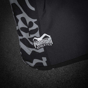 Mit den Groundgame Fightshorts von Phantom Athletics trainierst du auf höchstem Niveau. Strapazierfähig, flexibel und entwickelt für Fighter, die auf dem Boden dominieren wollen.
