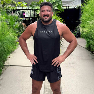 Die Phantom Athletics Fusion-R Groundgame Fightshorts bieten dir dank ihres ultraleichten, atmungsaktiven Ripstop-Stoffs und dem athletischen Schnitt, der knapp über dem Knie endet, maximale Bewegungsfreiheit – ideal für intensives BJJ, Grappling und Bodenkampf. Der elastische Bund mit Kordelzug sorgt für sicheren Halt bei jedem Training.