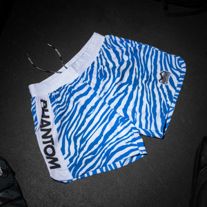 Die Phantom Athletics Fightshorts Fusion Blue Tiger überzeugen mit einem dynamischen Tiger-Design in Blau und bieten kompromisslose Funktionalität für MMA, Kickboxen und Grappling. Der sportliche Schnitt mit Seitenschlitzen ermöglicht maximale Bewegungsfreiheit bei jedem Takedown, Kick oder Clinch.