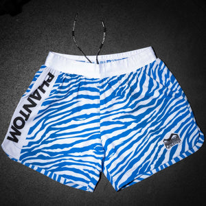 Phantom Athletics liefert mit den Fightshorts Fusion Blue Tiger eine funktionelle, stylische Shorts für dein Kampfsporttraining. Der elastische Bund mit Klettverschluss sorgt für festen Halt, während das Design deine Persönlichkeit als Kämpfer unterstreicht – stark, wild und bereit für jede Herausforderung.