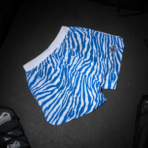 Mit den Fusion Blue Tiger Shorts bringt Phantom Athletics eine Kampfsporthose auf den Markt, die durch auffälliges Design und hochwertige Verarbeitung besticht. Das atmungsaktive, strapazierfähige Material hält auch harten Trainings- und Wettkampfeinsätzen stand – ideal für ambitionierte Fighter.