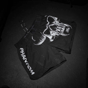 Die Phantom Athletics Fightshorts Fusion-R Diablo präsentieren sich mit einem aggressiven Rot-Schwarz-Design, das Kraft und Entschlossenheit ausstrahlt. Ideal für MMA, No-Gi Grappling und Kickboxen – für Kämpfer, die optisch und technisch dominieren wollen.