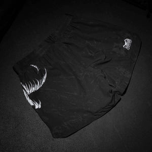 Das Phantom Athletics Logo auf der Front der Diablo Fightshorts steht für Qualität und Innovation im Kampfsport. Kombiniert mit dem feurigen Design sind diese Shorts perfekt für alle, die im Training keine halben Sachen machen.