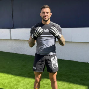 Phantom Athletics Fightshorts im modernen Deutschland-Design für MMA, Kickboxen und Grappling. Das atmungsaktive Gewebe unterstützt optimale Performance und Komfort bei jedem Training.