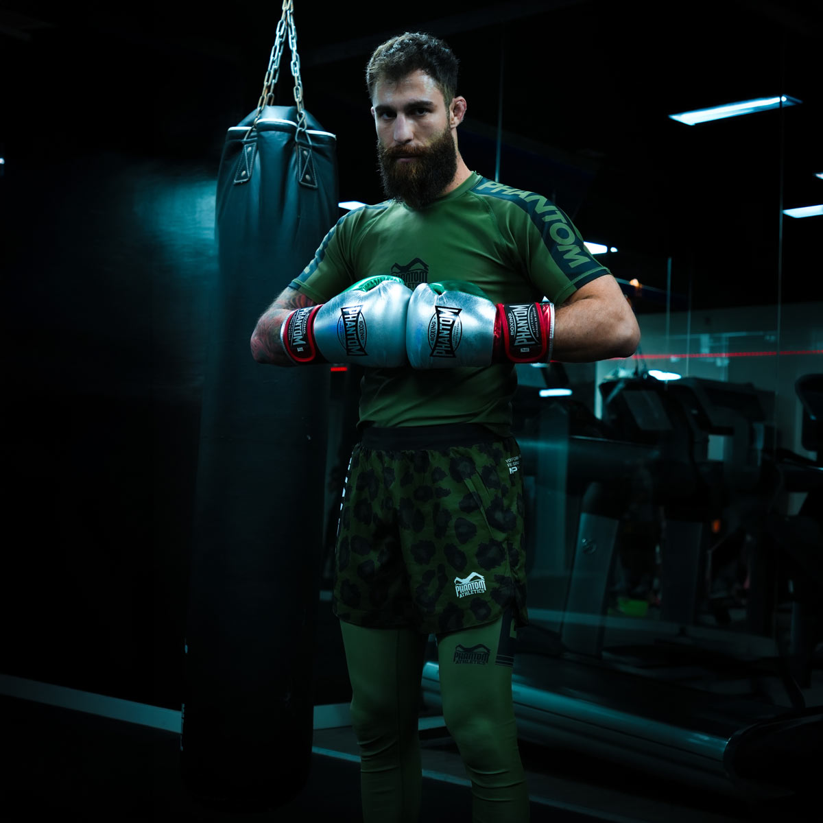 Die Phantom Athletics Fightshorts FUSION Jaguar in Army/Schwarz kombinieren einen kurzen athletischen Schnitt mit leichtem und reißfestem Material für maximale Bewegungsfreiheit. Ideal für MMA, Muay Thai, BJJ, Ringen und Grappling.