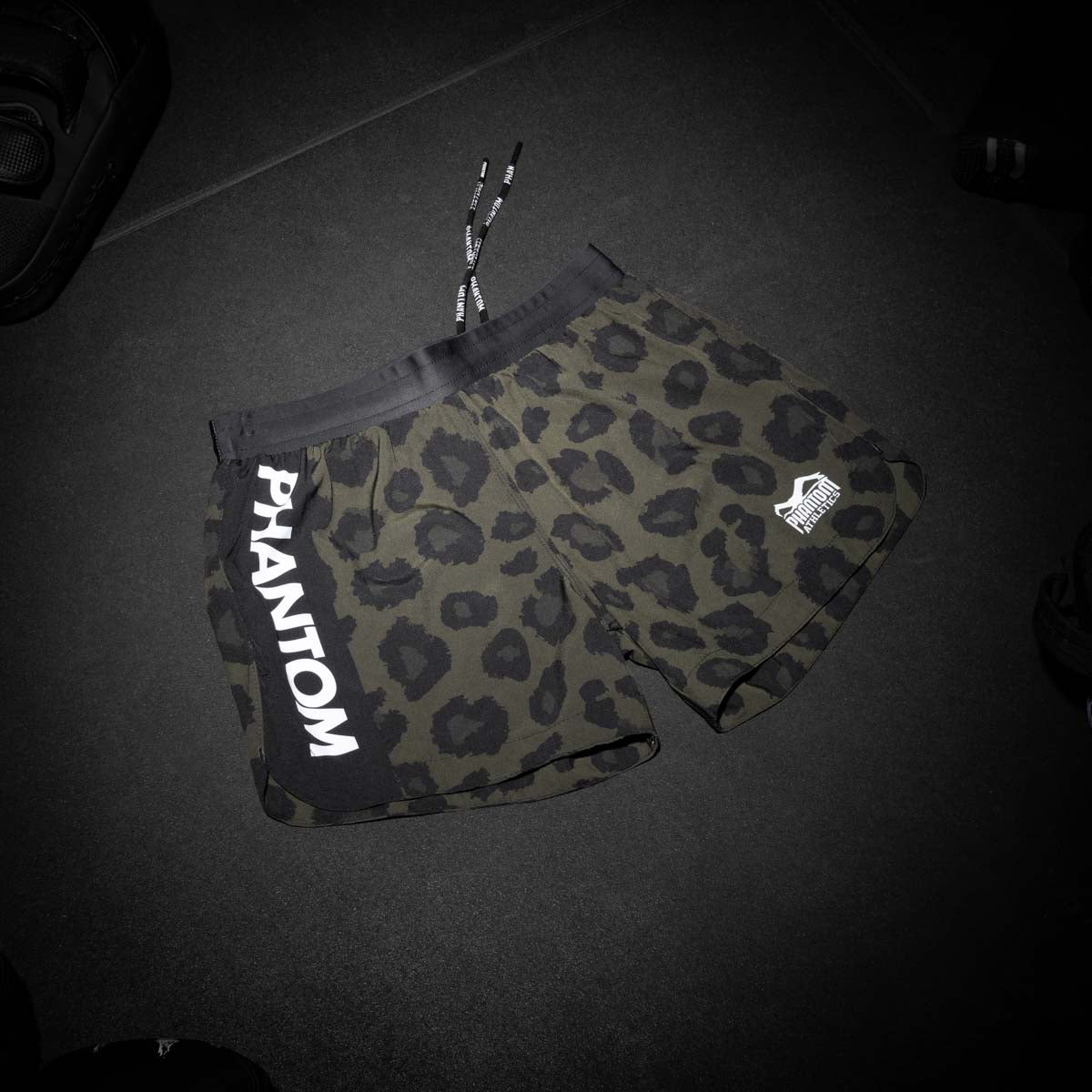 Fightshorts Fusion &quot;Jaguar Army&quot; von Phantom Athletics – kraftvolles Design mit Tarnmuster und Jaguar-Elementen, ideal für MMA, BJJ und Kickboxen. Für Kämpfer mit Instinkt und Stärke.