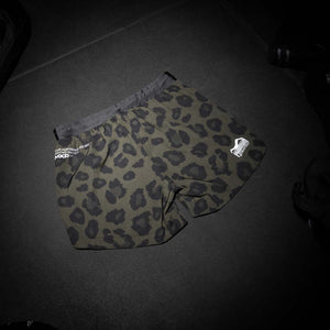 Diese hochwertigen Kampfsport-Shorts verbinden militärischen Look mit athletischer Funktion. Perfekt für Grappling, Muay Thai und funktionelles Training auf Wettkampfniveau.