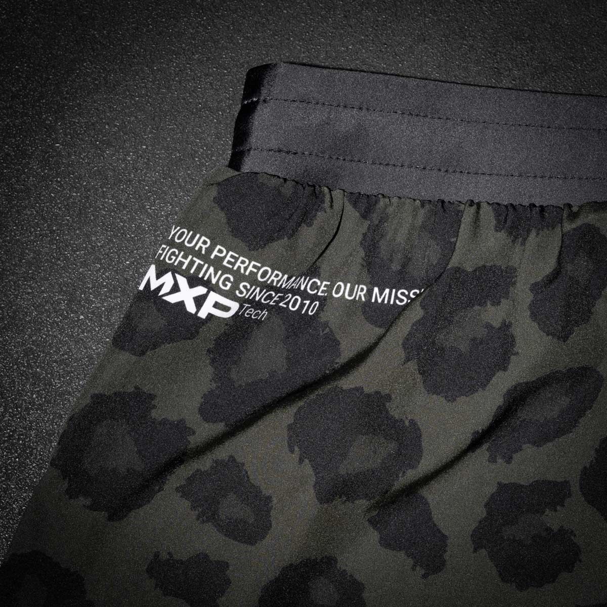 Phantom Athletics bietet mit den Fusion &quot;Jaguar Army&quot; Shorts maximale Bewegungsfreiheit, starken Halt und stylisches Design – ideal für ambitionierte Kampfsportler.