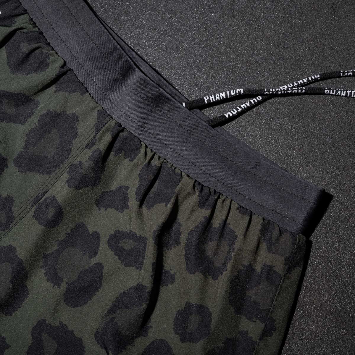 Leichte und strapazierfähige MMA Shorts von Phantom Athletics im Jaguar-Army-Look. Für alle, die im Gym oder im Fight nicht nur stark, sondern auch auffällig auftreten wollen.