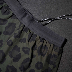 Leichte und strapazierfähige MMA Shorts von Phantom Athletics im Jaguar-Army-Look. Für alle, die im Gym oder im Fight nicht nur stark, sondern auch auffällig auftreten wollen.