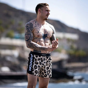 Die Fusion Jaguar Fightshorts von Phantom Athletics bieten dir maximale Bewegungsfreiheit und Strapazierfähigkeit für intensives MMA-, Kickbox- und Grappling-Training. Dank des robusten, dehnbaren Materials und des praktischen Klettverschlusses sitzt die Hose sicher und komfortabel – ideal für jedes Sparring. Das auffällige Jaguar-Design setzt ein starkes Statement für deine Performance.