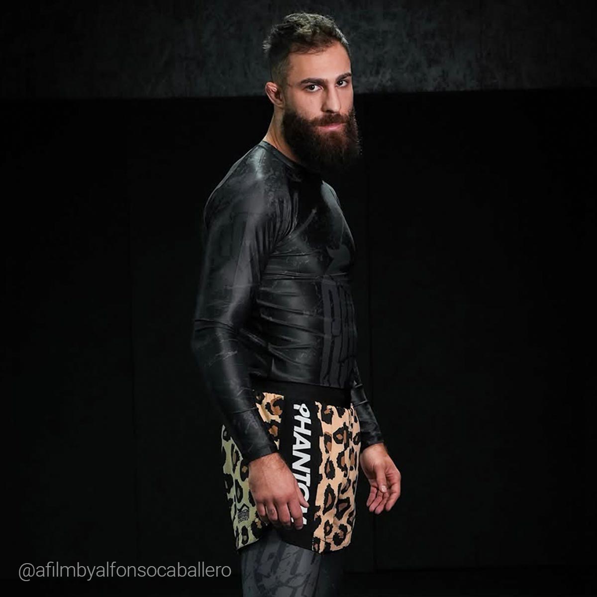 Stylische Premium‑Fightshorts FUSION Jaguar von Phantom Athletics in markantem Tier‑Look, ideal für dynamische MMA‑Workouts und Grappling‑Drills mit exzellenter Beinfreiheit für schnelle Kicks und kraftvolle Bewegungen. Die hochwertige Verarbeitung sorgt für Langlebigkeit und Komfort bei täglichen Trainingseinheiten.