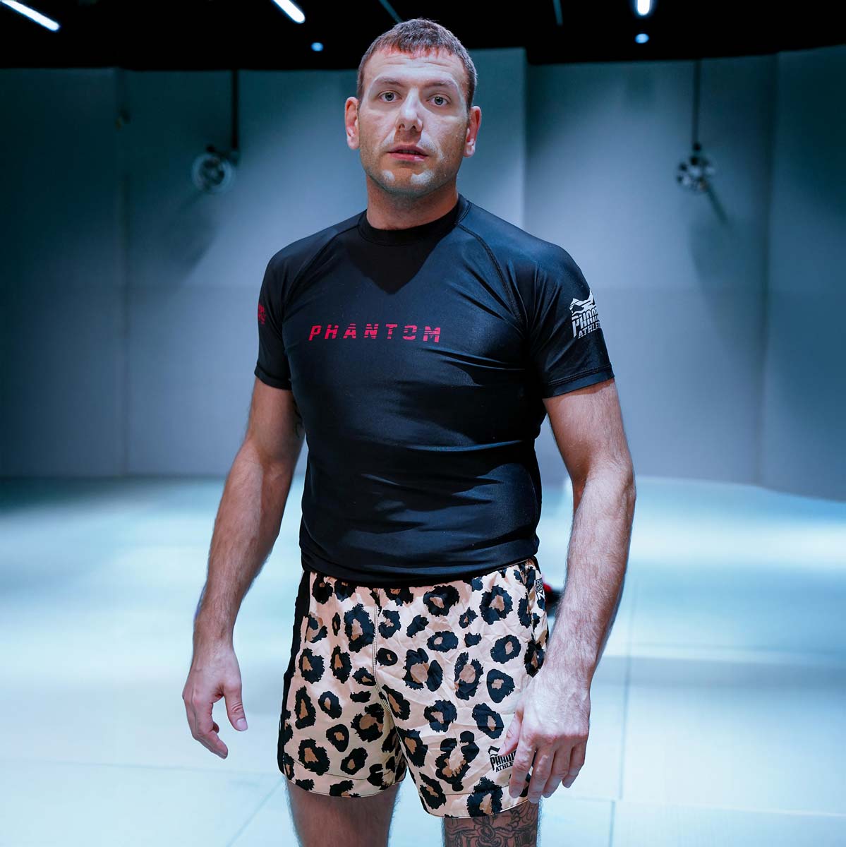 Hochfunktionale Fightshorts von Phantom Athletics im dynamischen Jaguar-Design, perfekt für MMA, Grappling und Kampfsporttraining. Leichtes, strapazierfähiges Material sorgt für maximale Bewegungsfreiheit.