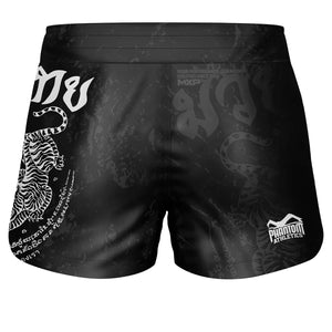 Die FUSION Muay Thai Shorts von Phantom Athletics bieten eine sportliche Passform, die optimale Flexibilität und Bewegungsfreiheit bei Thaiboxen und Kickboxen unterstützt. Das robuste Material ist ideal für dynamische Kampfsportarten.
