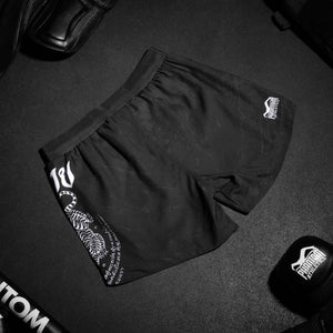 Die FUSION Muay Thai Shorts kombinieren eine flexible Materialmischung mit einer bequemen Passform, perfekt für Sparring und Training im Thaiboxen. Der elastische Bund und das reißfeste Material bieten Halt und Komfort für schnelle Bewegungen.