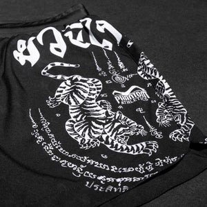 Das minimalistische Design der FUSION Muay Thai Shorts vereint Stil und Funktionalität, passend für Muay Thai, Kickboxen und intensives Thaiboxen. Die Shorts bieten die nötige Stabilität und Flexibilität für hartes Training und Wettkampf.