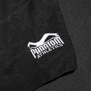 Ein Athlet beim Training in den FUSION Muay Thai Shorts zeigt die ideale Passform für Thaiboxen und Kickboxen. Die Shorts bieten eine perfekte Mischung aus Komfort und Haltbarkeit und sind speziell für die Anforderungen des Muay Thai konzipiert.