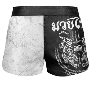 Die Fightshorts FUSION Muay Thai Schwarz Weiß sind speziell für Muay Thai, Thaiboxen und Kickboxen entwickelt. Mit elastischem Bund und Kordelzug bieten sie stabilen Halt und volle Bewegungsfreiheit für anspruchsvolles Training und Wettkampf.