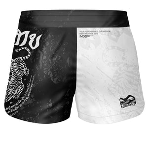 Die FUSION Muay Thai Shorts in Schwarz Weiß bieten eine athletische Passform für optimale Flexibilität und Bewegungsfreiheit im Thaiboxen und Kickboxen. Hergestellt aus robustem Material, sind sie perfekt für dynamische Kampfsportarten und intensive Trainingseinheiten.