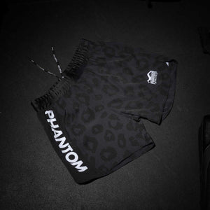 Fightshorts Fusion Panther in Schwarz mit modernem Panther-Design – ideal für MMA, Grappling und Kickboxen. Robustes Material für maximale Bewegungsfreiheit und Halt im Training und Wettkampf.