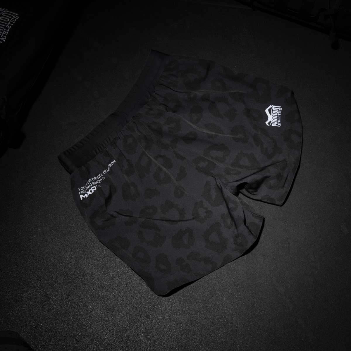 Detailreiche Phantom Athletics Fightshorts für Kampfsportler, mit elastischem Bund und Seitenschlitzen für optimale Performance. Stylisches Design trifft auf funktionale Qualität für harte Sparrings.