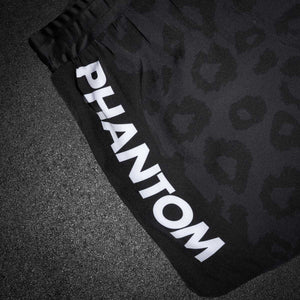 Leichte und strapazierfähige Fightshorts von Phantom Athletics, perfekt für BJJ, Muay Thai und Fitness-Workouts. Das Panther-Design steht für Stärke und Dynamik im Kampfsport.