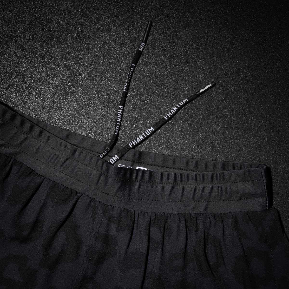 Phantom Athletics Fightshorts mit markantem Panther-Look – entwickelt für höchste Belastung beim MMA und funktionellen Training. Kombination aus Stil und Performance für echte Kampfsportler.