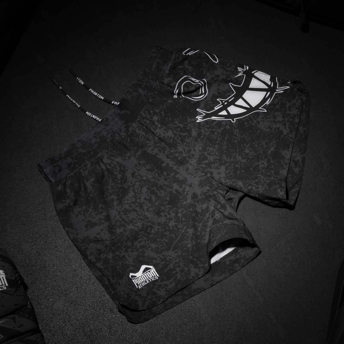 Die Phantom Athletics Fightshorts Fusion Serious stehen für pure Funktionalität und kompromisslose Qualität im Kampfsport. Mit ihrem cleanen, schwarzen Design sind sie ideal für MMA, Grappling, No-Gi oder Kickboxen – leistungsstark, dezent und auf das Wesentliche fokussiert.