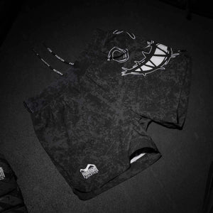Die Phantom Athletics Fightshorts Fusion Serious stehen für pure Funktionalität und kompromisslose Qualität im Kampfsport. Mit ihrem cleanen, schwarzen Design sind sie ideal für MMA, Grappling, No-Gi oder Kickboxen – leistungsstark, dezent und auf das Wesentliche fokussiert.