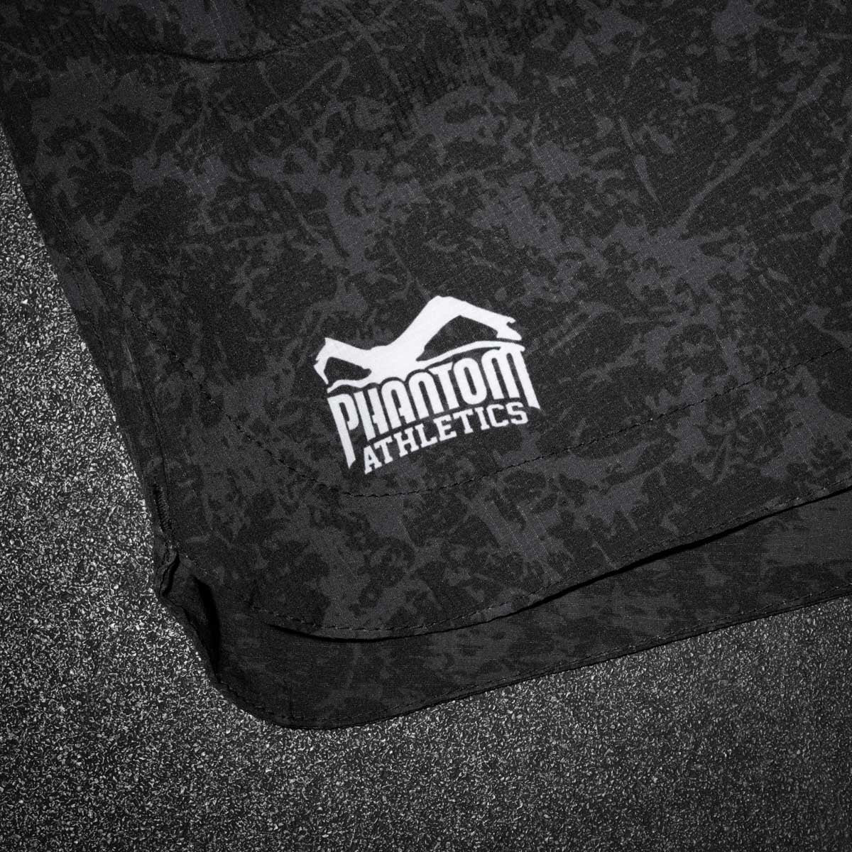 Diese Phantom Fightshorts wurden für ernsthaftes Training konzipiert: stabil, beweglich und extrem belastbar. Der ergonomische Schnitt mit seitlichem Schlitz ermöglicht dir volle Bewegungsfreiheit bei Takedowns, Kicks und intensiven Grappling-Sessions.