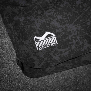Diese Phantom Fightshorts wurden für ernsthaftes Training konzipiert: stabil, beweglich und extrem belastbar. Der ergonomische Schnitt mit seitlichem Schlitz ermöglicht dir volle Bewegungsfreiheit bei Takedowns, Kicks und intensiven Grappling-Sessions.